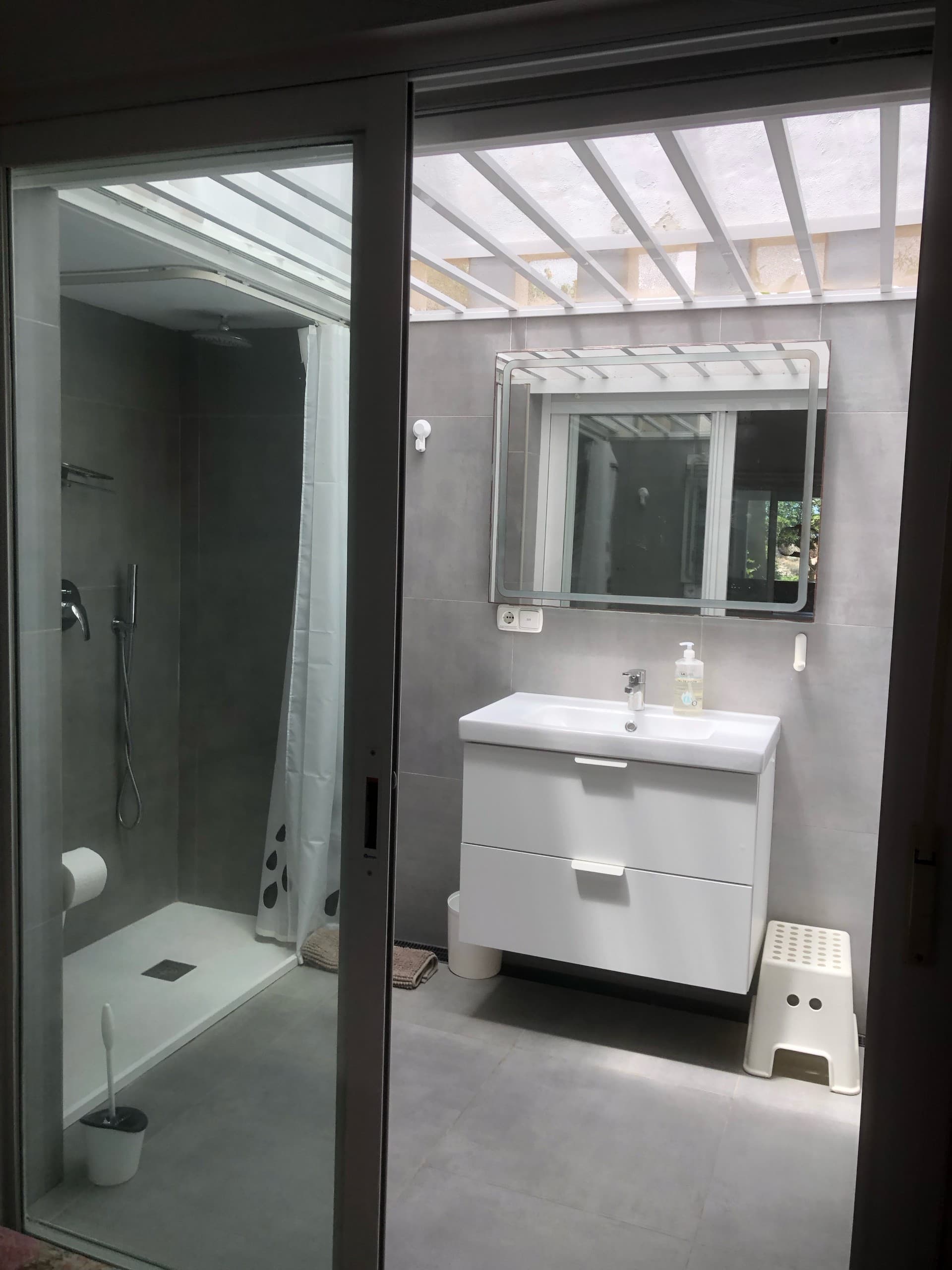 Baño con ducha planta baja